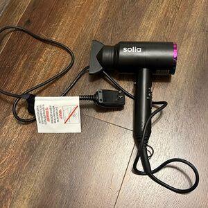 Solos hair dryer with attachment